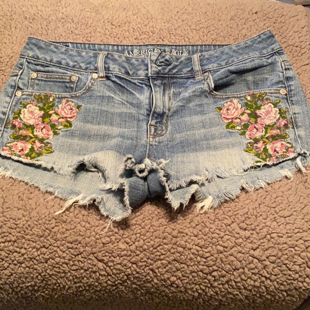 American Eagle flower shorts